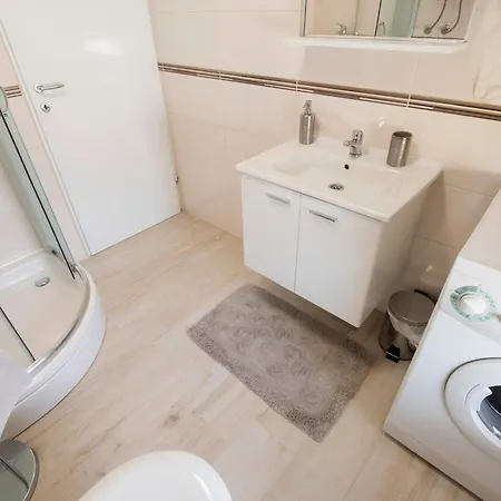 Apartment With Parking Spaces - 5816 *